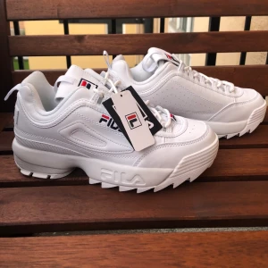 Vita sneakers - Helt oanvända fila sneakers med prislapp kvar! (Reserverade)