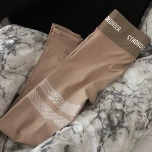 Träningsbyxor från stronger - Andvända en gån så som nya 😍 köparen står för frakt på 50kr