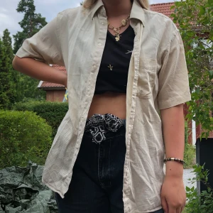  gul och vit rutig skjorta  - Den perfekta overzised skjortan!! Vet inte märket då den är köpt på second hand:) 