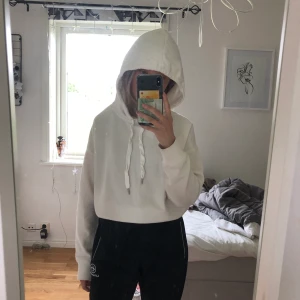 Vit hoodie - Hoodie i väldigt bra skick, funkar till allt 🥰💓☺️✨🥰skriv om ni undrar nåt!!! pris kan diskuteras vid snabb affär ✨🌟