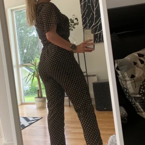 Ny Byxdress - Fin byxdress från Bik Bok i bekvämt, lyxigt matrial. Kan användas till vardags & fest! Har utgått från sortimentet. Aldrig använd! Storlek Xs men kan även passa som en S. Nypris: 799kr. Mitt pris: 260kr exkl.frakt