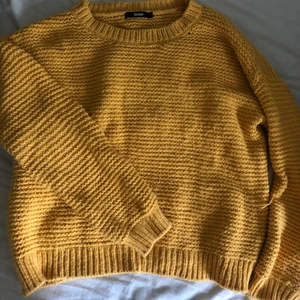 Oversized tjocktröja -  Gul stickad tjocktröja 