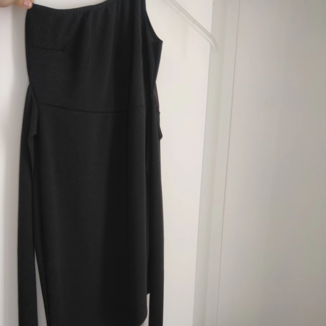 Svart asymmetrisk klänning - 91