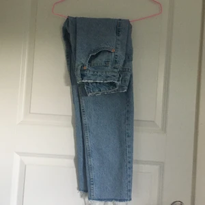 Mom Jeans från zara - Säljer tyvär dessa fina mom jeans från zara då de är alldeles för små för mig. De är högmidjade & har lite slitningar vid foten & midjekanten i modellen som är populärt. Om det är många som är intresserade så blir det budgivning  (startbud:180kr+frakt)