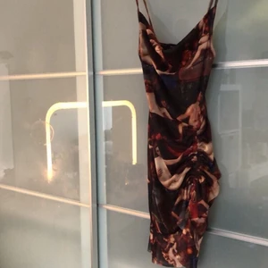 Klänning - Underbar klänning med volanger, tyvärr stor för mig därför säljs den’ den har lappar kvar och helt oanvänd!