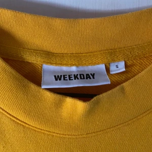 Weekday gul tröja  - Storlek S, tröjan är lite oversized. Aldrig använd 