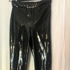 Lack byxor - Sjukt sköna lackbyxor, tajta, för längre personer, men jag vek upp dom och funka prima! Stretchiga 