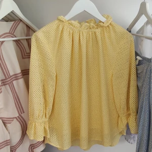 Carin Wester blus - Jättefin somrig blus ifrån Carin Wester, säljer då jag tyvärr inte får använt den. Volanger vid armar och hals. Storlek 36, använd bara en gång. Knapp i nacken, så den är lätt att få av och på. Skickar gärna, köpare står för frakt☺️