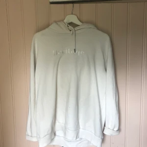 Hoodie - Köparen står för frakten, hör av dig om du har fler frågor, köp gärna fler plagg för paketpris❤️🥰 lite nopprig men super fin, lite oversized