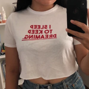 croptop med tryck - Vit croptop med röd tryck. Jättebekväm och i bra skick. Storlek S. Pris kan omdiskuteras ✨