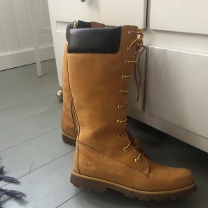Timberland boots  - Timberlands som är köpta för ungefär två vintarar sedan men använda några gånger bara. Alltså i väldigt bra skick. Köpta för ungefär 1300kr. Frakt 100kr