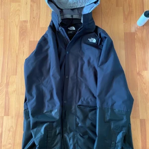 The North Face Jacka Storlek L -  Jackan är ganska lång. Jag är 185 och på mig går ner till ungefär halva låren och ärmarna går ner till fingrarna.  Luvan är avtagbar.  Bara använd ett fåtal gånger. 