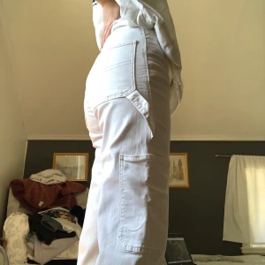 Cargobyxor  - Vita cargobyxor! De är i bra skick men har två fläckar längst ner på byxbenen. Har blekt fläckarna så mycket som möjligt och de syns inte så noga, men se 3:e bilden för en close up (inte så mörka i verkligheten) Köparen står för frakt