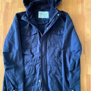 These Glory Days Jacka storlek  - Jacka i gott skick. Luvan går att ta av. Hör gärna av dig om det något du undrar. 