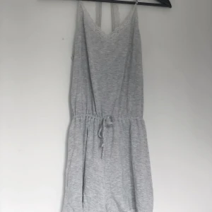 Playsuit Gilly Hicks  - En playsuit jag använt som sovplagg från Gilly Hicks/Hollister. Justerbara band, även i midjan.