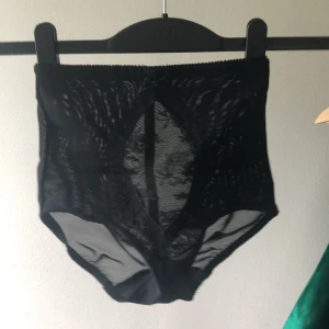 Fin shapewear - Världens finaste shapewear! Från Tyskland under 90 talet! I storlek S och går inte att köpa mera💕 världens finaste♥️ 200kr inkluderad frakt (44kr)