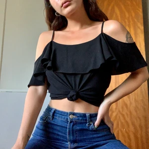 Off-shoulder topp - ❤️DU FÅR DENNA TOPPEN PÅ KÖPET OM DU KÖPER NÅGON AV MINA ANDRA ARTIKLAR❤️ Topp från Vera&Lucy i storlek S, knappt använd - väldigt fint skick! 