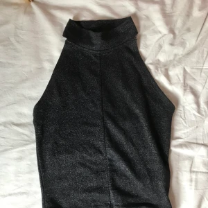 Glittrig, ärmlös polo - Storlek XS. Frakten är inräknad i priset 🌟