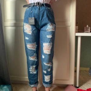 Boyfriend jeans - Jeansen är från Boohoo och hittar dem inte på sidan så jag antar dem är slutsålda, de är oanvända, endast testade. Storlek 38 men skulle säga att de är mer som 36. Priset är inklusive frakt ❤️