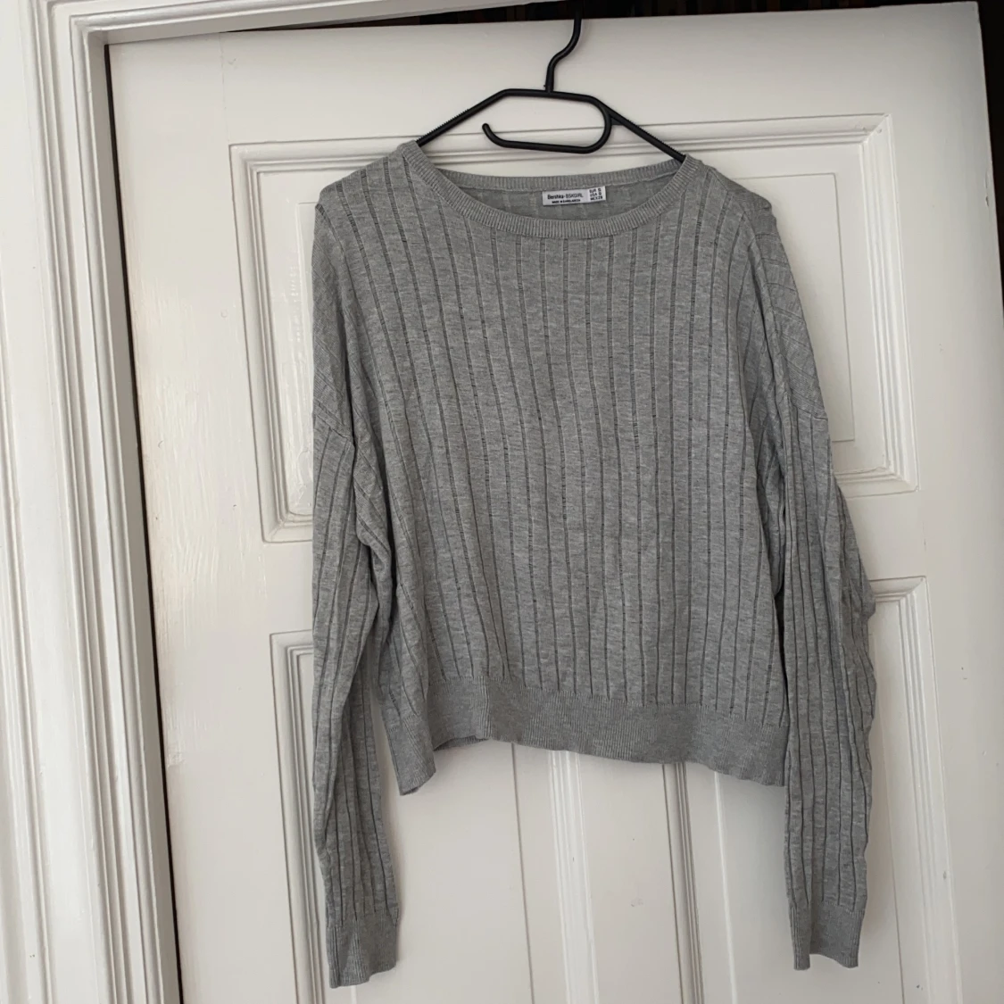 Grå stickad tröja