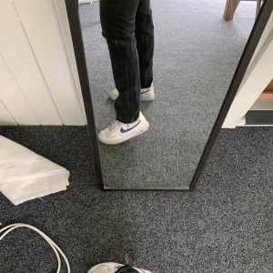 Raka jeans - Supersnygga raka jeans med ett hål, köparen står för eventuell frakt:)