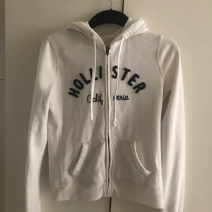 Hollister jacka stl S - En fin vit Hollister jacka. Stl S. Säljer den eftersom den bara hängt i garderoben. Lite nopprig, men ändå fint skick. 45kr plus frakt eller mötas upp🦋