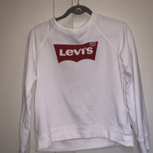 Levi’s tröja - Detta är en väldigt skön tröja, använt ca 2 ggr:) Passar till ungefär allt. Inga hål, fläckar eller annat på tröjan, även tvättad 2 ggr innan säljning:) pris kan diskuteras.