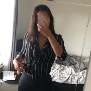 Wrap-blus - Randig wrapblus med knytning insidan från pull&bear, köpt i frankrike, använd enstaka gång. Pris kan diskuteras, köpare betalar frakt (måste bort annars skänks den)