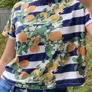 Häftig T-shirt från Zara trafaluc köpt i Portugal med apelsiner på, kommer tyvärr inte till användning men är i toppskick. Fraktkostnad tillkommer och betalas av köparen