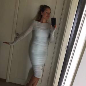 Säljer denna ljusblåa fina klänning från Hanna schönbergs kollektion, helt slutsåld. Precis lika fin i verkligheten. Säljer den för samma pris som ja köpte den för.  Köparen står för frakt. Skickar när jag får betalning. 