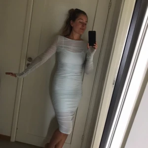 Klänning  - Säljer denna ljusblåa fina klänning från Hanna schönbergs kollektion, helt slutsåld. Precis lika fin i verkligheten. Säljer den för samma pris som ja köpte den för.  Köparen står för frakt. Skickar när jag får betalning. 