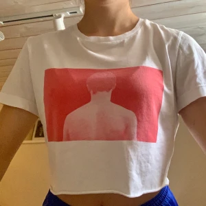 Croppad CK - Croppad CK-tisha. Urball men använder för sällan:( fint skick! (Herr xs)