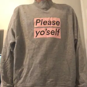 Oanvänd sweatshirt från Monki. Med texten ”please yo’self”. Kan skickas mot fraktavgift eller hämtas i västerås/Uppsala ❤️
