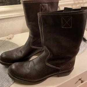 Stövlar/kängor - Frakt: 88kr, hör av dig för intresse eller frågor💞💞