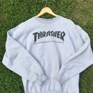 Thrasher Sweatshirt - Grå Thrasher sweatshirt i size M. Väl använd, inga hål men flera slitningar och lagningar, se bilder!