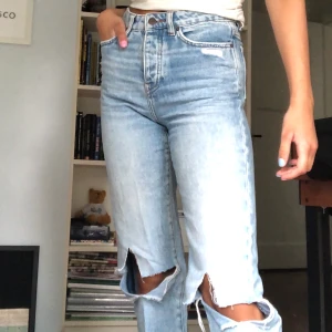 Jeans från vero moda - Säljer dessa super snygga blå raka jeansen från Vero Moda med hål på knäna🥰 