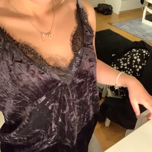 Spets topp - Ett linne från Zara knappt andvänt skriv om ni är intresserade vill bara få det sålt, den är som ny inget är trasigt eller så💕