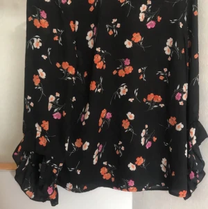 Svart blommig blus  - En supersöt trendig svart blus med fina blommor, denna har jag aldrig haft då den är för liten:( men jättefin ändå är den!!💓