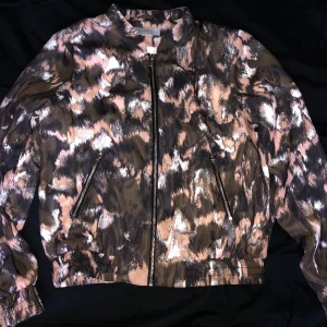 Hm jacka - Tunn mönstrad jacka från hm. Storlek 36 säljer för 60kr