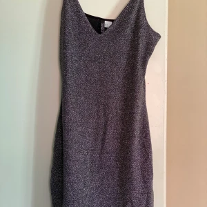 Klänning  - Glittrig snygg klänning ny 