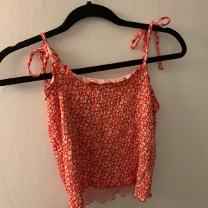 Söta toppar  - Super söta toppar! Dom är i nyskick. Det är i storlek m men passar S! Säljer ett linne för 50kr och båda för 75kr! Meddela vid intresse✨💕