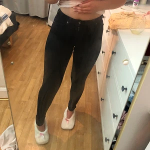 Dr Denim jeans  - Säljer dessa svarta supersnygga dr denim jeans. Mycket stretch och lägger sig väldigt smickrande på kroppen🌸 köpta för cirka 400 kr.
