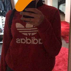 adidas sweartshirt  - adidas tjocktröja (utan luva) väldigt bra skick 💗💗💗