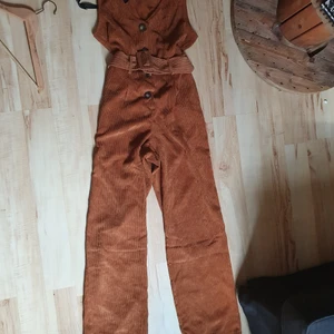 Armlös jumpsuit stl 36 - Snygg jumpsuit i 70 tals stil.snygg att ha en tröja under eller utan nu på sommaren
