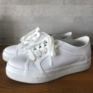 Vita sneakers GANT - Superfina sneakers med hög platå från GANT. Använda endast ett fåtal gånger pga för små😩 står storlek 37 men jag skulle säga att dom är 36! 