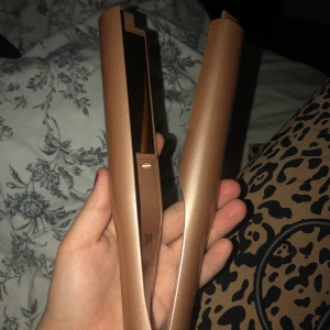 Platt/locktång - Platt & locktång i ett! Funkar superbra & älskar den men har köpt en ny plattång nu därav säljs denna