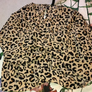 Leopard tröja  🐆  - Användning: Ett få antal gånger Frakt tillkommer men kan diskuteras vid köp av andra plagg/ produkter ✨ Priser går också att diskuteras. Fint skick 