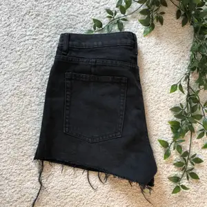 Coola jeans shorts från HM i storlek 38 som sitter högt på midjan. Frakt inkluderat i priset