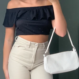 Söt topp från ginatricot! - Uppvikt på bilden men går även att ha den nere! Storlek m men passar mig som bär xs! Passar xs-m! Frakt tillkommer! Buda!❤️