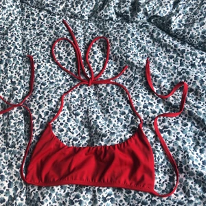 Bikini överdel - En röd superfin bikini överdel från Brandy Melville, knappt använd! 50kr +frakt💕 Frakten ligger på 11kr